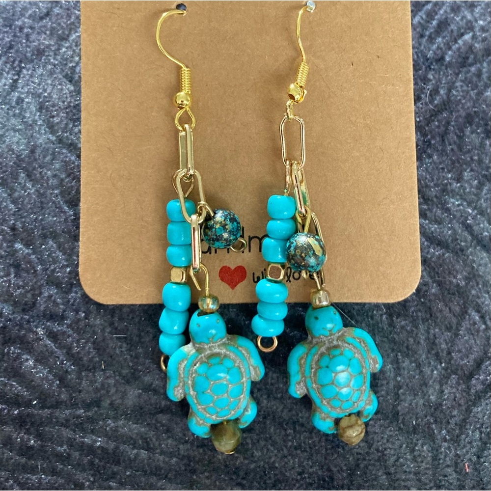 🆕TURQUOISE COLOR TURTLE EARRINGS” HANDMADE. ADORABLE TURTLES FOR ANY AGE‼️🐢